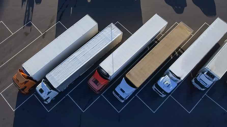 Cette image vous montre une vue à vol d'oiseau de camions dans un parking.